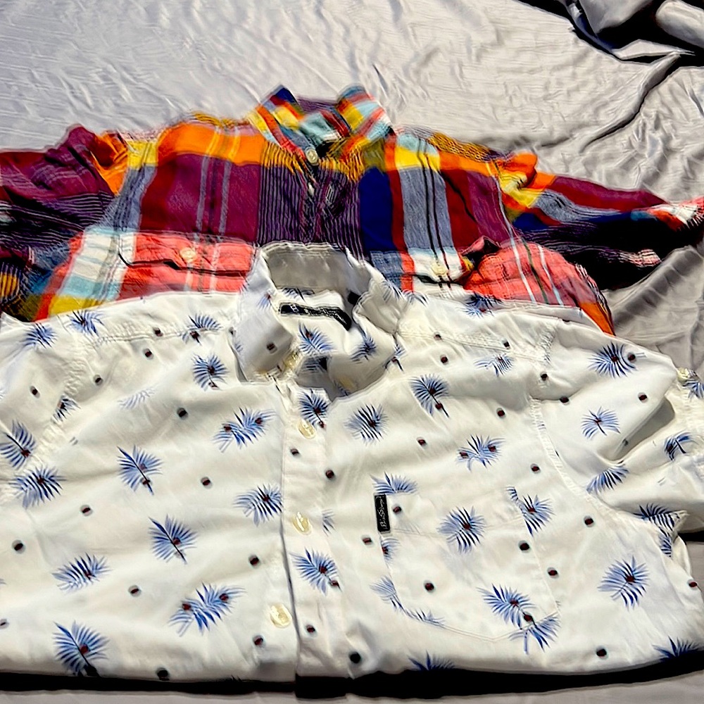 Size:s  , 2 shirts,one is color white with blue y the 2nd. Is multicolor